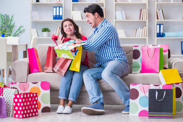 Jeune paire après avoir fait du shopping avec de nombreux sacs — Photo