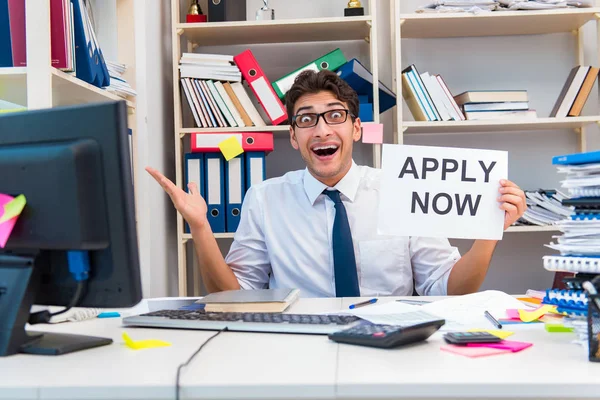 Imprenditore che assume nuovi dipendenti per far fronte all'aumento del carico di lavoro — Foto Stock