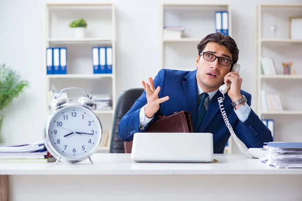 Empresário no conceito de gestão de tempo ruim — Fotografia de Stock