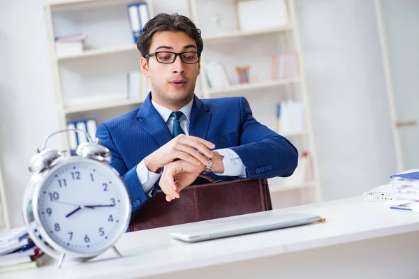 Uomo d'affari nel concetto di cattiva gestione del tempo — Foto Stock