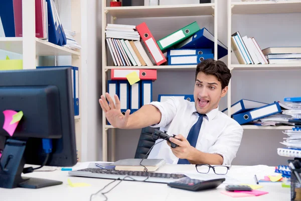Empregado jogando jogos de computador no escritório — Fotografia de Stock
