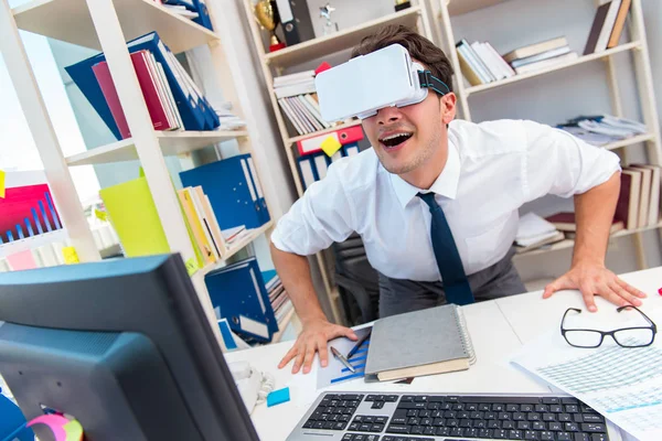 Zaměstnanec sleduje film na virtuální realitě brýle — Stock fotografie