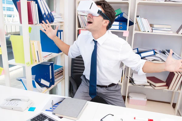 Çalışan sanal gerçeklik gözlükleriyle film izliyor.