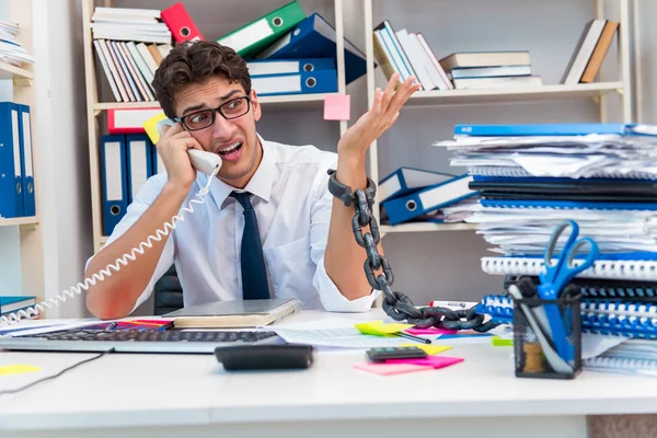 Werknemer bevestigd en geketend aan zijn bureau met ketting — Stockfoto