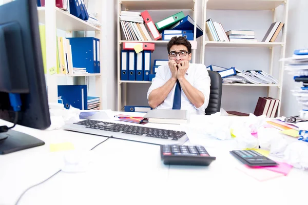 Boze en enge zakenman op kantoor — Stockfoto