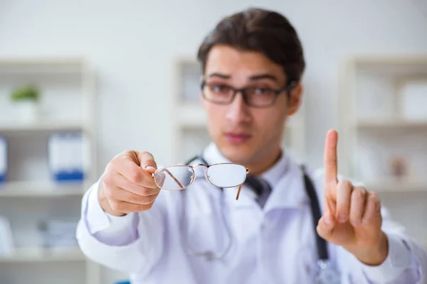 Глазной врач в медицинской концепции — стоковое фото