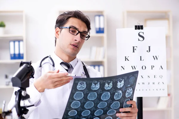 Lekarz okulista w koncepcji medycznej — Zdjęcie stockowe