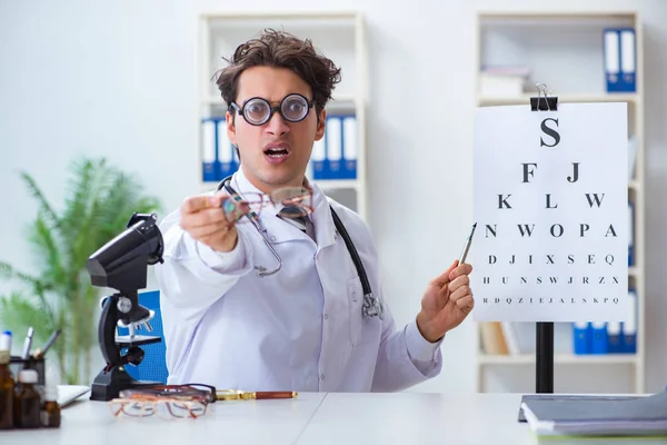 Médecin des yeux drôle dans le concept médical humoristique — Photo