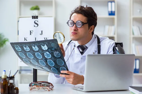 Médico de olho engraçado em conceito médico humorístico — Fotografia de Stock