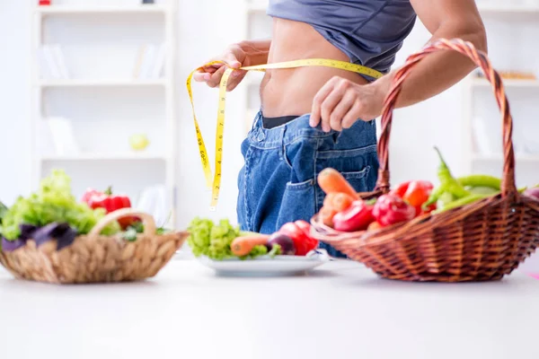 Ung man i hälsosam kost och diet koncept — Stockfoto