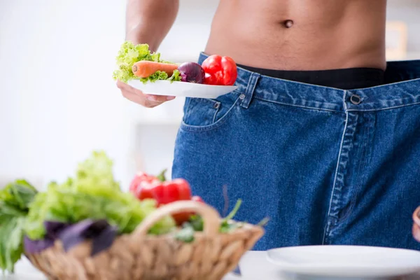 Ung man i hälsosam kost och diet koncept — Stockfoto