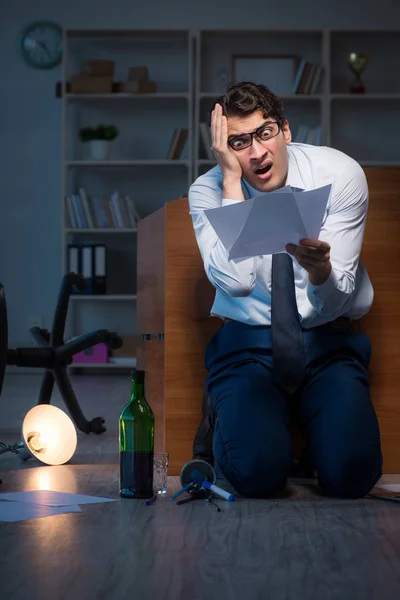 Uomo d'affari stressato che fa gli straordinari in depressione — Foto Stock