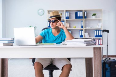 İş adamı ofiste tatile hazırlanıyor.