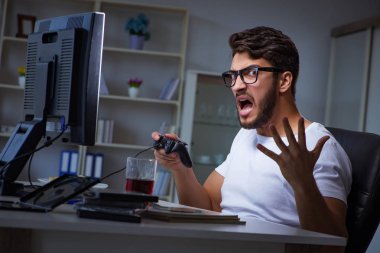 Genç adam ofiste saatlerce oyun oynuyor.