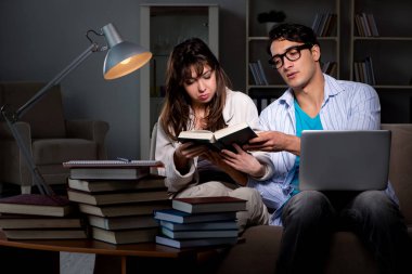 İki öğrenci geç saatlere kadar çalışıp sınavlara hazırlanıyor.