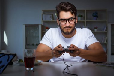 Genç adam ofiste saatlerce oyun oynuyor.