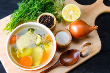 Tabakta servis edilen balık çorbası.