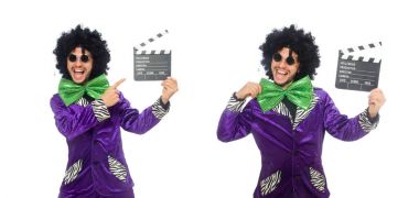 Peruk üzerinde beyaz izole clapper kurulu ile komik adam