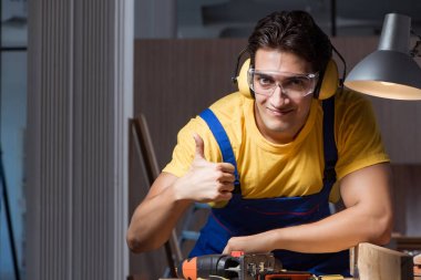 Marangozluk konseptinde tamir atölyesinde çalışan işçi