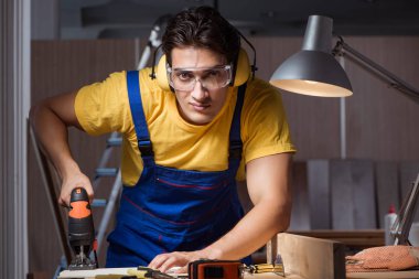 Marangozluk konseptinde tamir atölyesinde çalışan işçi