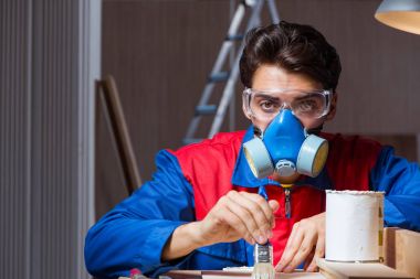 Genç adam ahşap parçaları DIY konseptinde yapıştırıyor.