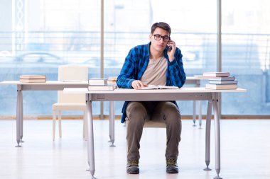 Eski sevgilisine kitap hazırlayan öğrenci boş kütüphanede okuyor