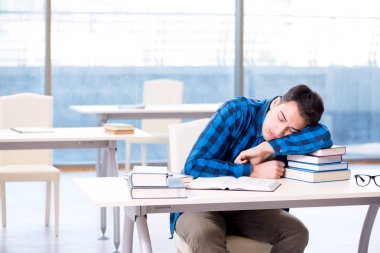 Eski sevgilisine kitap hazırlayan öğrenci boş kütüphanede okuyor