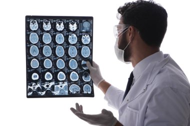 Röntgen görüntülerine bakan genç doktor beyazda izole edilmiş.