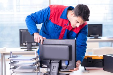 Bilgisayar tamir uzmanı bilgisayar masaüstünü onarıyor