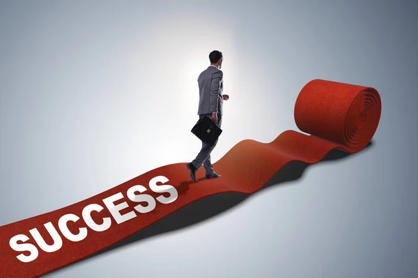 Empresário no tapete vermelho no conceito de sucesso — Fotografia de Stock