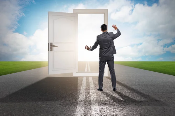 Бизнесмен перед дверью в концепции бизнес-возможностей — стоковое фото