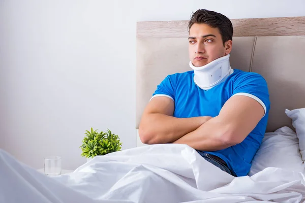 Молодий чоловік з травмою шиї в ліжку — стокове фото