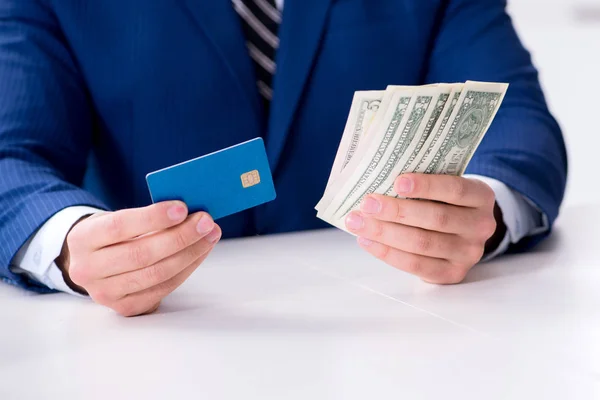 Επιχειρηματίας που κατέχει χρήματα σε δολάρια και πιστωτικές κάρτες — Φωτογραφία Αρχείου