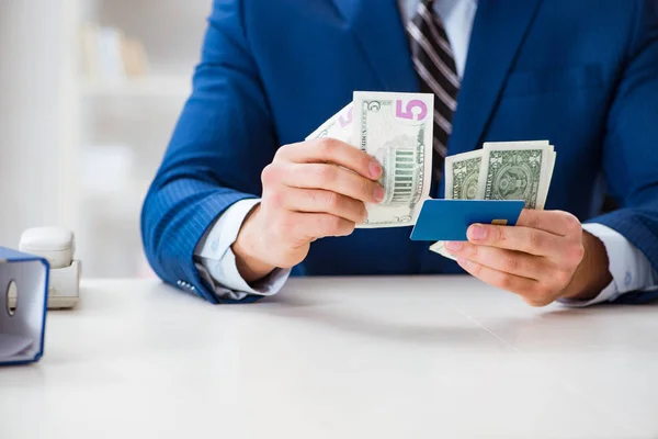 Affärsman som innehar dollarpengar och kreditkort — Stockfoto