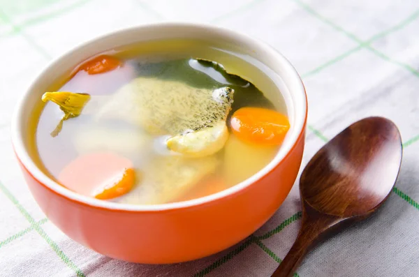 Sopa de peixe servida na mesa em prato — Fotografia de Stock