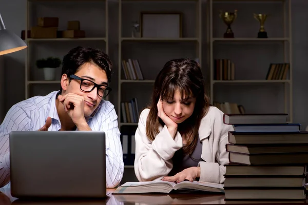 Dos estudiantes que estudian tarde preparándose para los exámenes — Foto de Stock