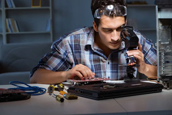 Reparador tratando de reparar portátil con miscroscope — Foto de Stock