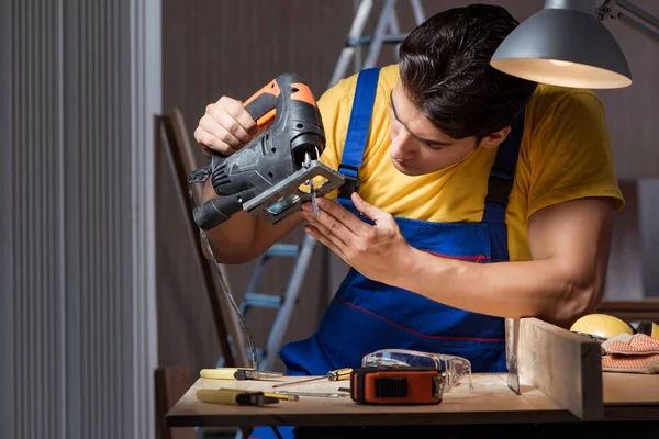 Trabajador que trabaja en taller de reparación en concepto de carpintería — Foto de Stock