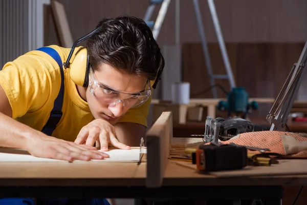 Trabajador que trabaja en taller de reparación en concepto de carpintería — Foto de Stock