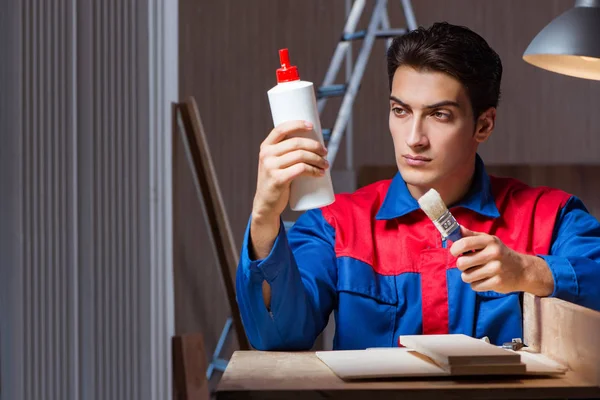 Jeune homme collant des pièces de bois ensemble dans le concept de bricolage — Photo