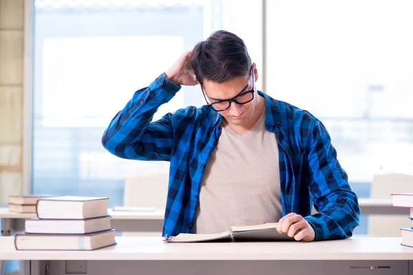 Σπουδαστής σπουδάζει στην άδεια βιβλιοθήκη με βιβλίο προετοιμασία για ex — Φωτογραφία Αρχείου