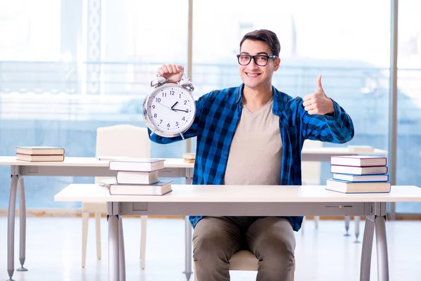 Estudiante se queda sin tiempo para prepararse para el examen en la universidad — Foto de Stock