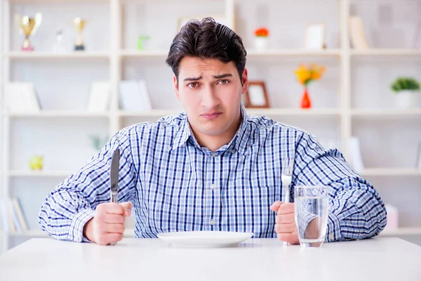 Mann auf Diät wartet in Restaurant auf Essen — Stockfoto