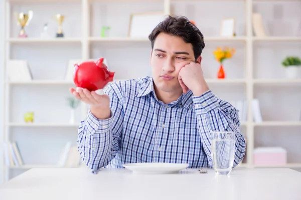 Mann geht in Restaurant das Geld aus und nutzt Ersparnisse aus — Stockfoto