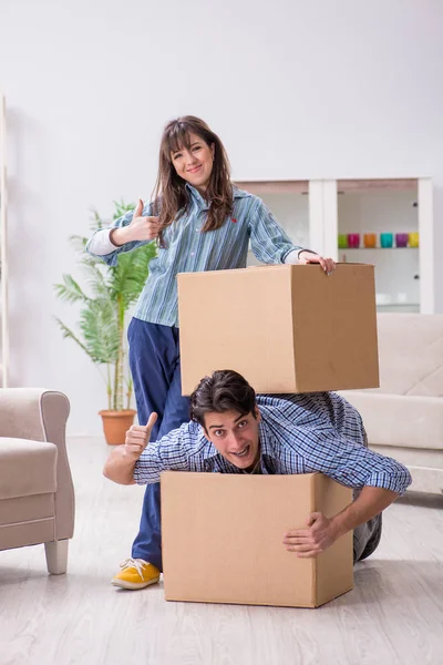Young family moving in to new apartment after paying off mortgage — Stock Photo, Image