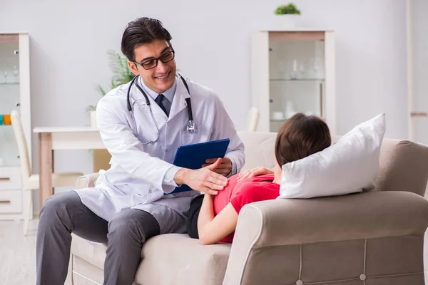 Paziente incinta in visita dal medico per un controllo regolare — Foto Stock