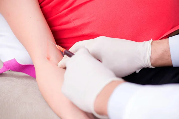 Schwangere Patientin zum regelmäßigen Arztbesuch — Stockfoto