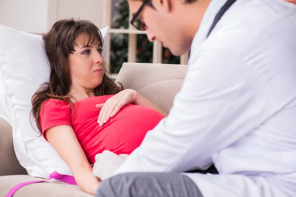 Gravid kvinna patient besöker läkare för regelbunden kontroll — Stockfoto
