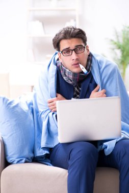 Hasta işadamı grip nedeniyle evden çalışıyor.