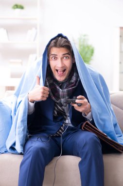 Çalışan evde bilgisayar oyunu oynarken baca boşluğundan muzdarip.